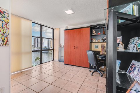 Condo in Hallandale Beach, Florida, 2 bedrooms  № 1075901 - photo 22