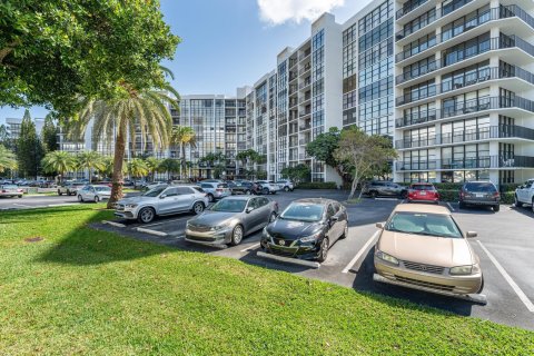 Condo in Hallandale Beach, Florida, 2 bedrooms  № 1075901 - photo 6