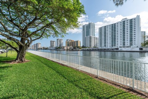 Condo in Hallandale Beach, Florida, 2 bedrooms  № 1075901 - photo 9