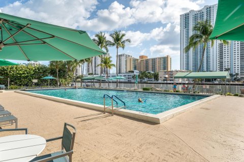 Copropriété à vendre à Hallandale Beach, Floride: 2 chambres, 104.98 m2 № 1075901 - photo 13