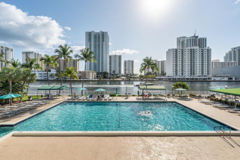 Condo in Hallandale Beach, Florida, 2 bedrooms  № 1075901 - photo 11