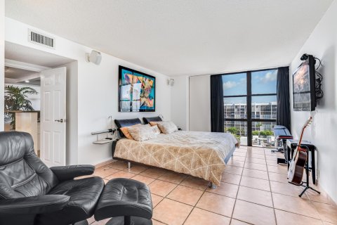 Copropriété à vendre à Hallandale Beach, Floride: 2 chambres, 104.98 m2 № 1075901 - photo 19