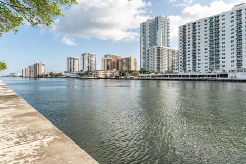 Condo in Hallandale Beach, Florida, 2 bedrooms  № 1075901 - photo 15