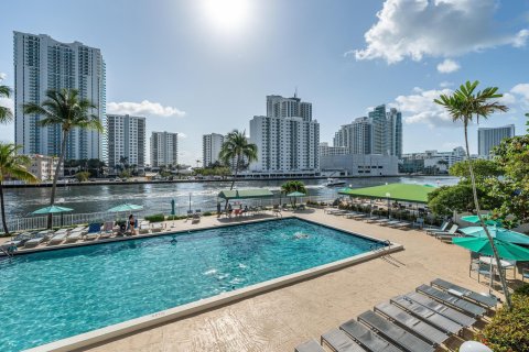 Condominio en venta en Hallandale Beach, Florida, 2 dormitorios, 104.98 m2 № 1075901 - foto 10