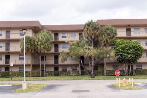 Condo in Lauderdale Lakes, Florida, 2 bedrooms  № 1076750 - photo 1