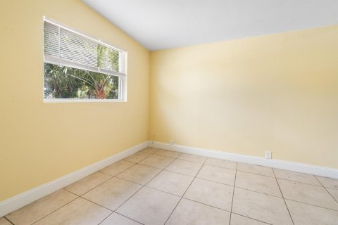 House in Pompano Beach, Florida 3 bedrooms, 88.07 sq.m. № 1076751 - photo 16