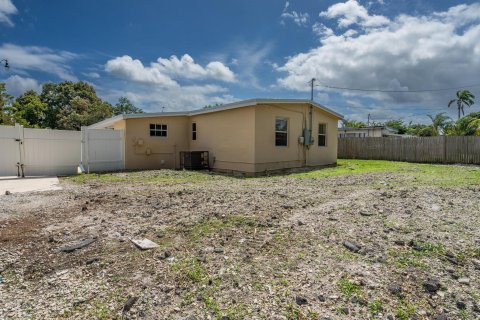 House in Pompano Beach, Florida 3 bedrooms, 88.07 sq.m. № 1076751 - photo 10