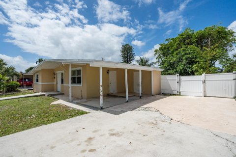 House in Pompano Beach, Florida 3 bedrooms, 88.07 sq.m. № 1076751 - photo 2