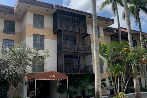 Condominio en venta en Lauderhill, Florida, 1 dormitorio, 77.39 m2 № 1076188 - foto 1