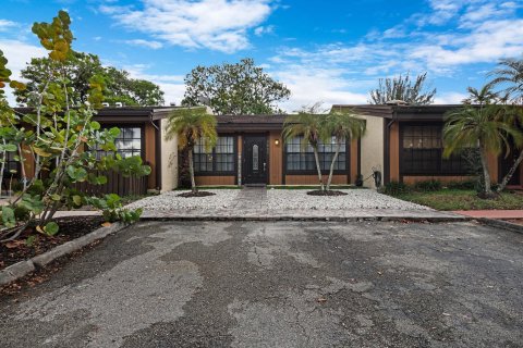 Villa ou maison à vendre à Pembroke Pines, Floride: 2 chambres, 91.79 m2 № 1226638 - photo 1