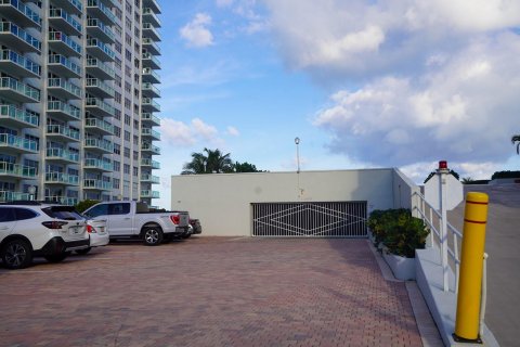 Condo in Fort Lauderdale, Florida, 2 bedrooms  № 1020120 - photo 2