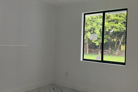 House in Miami, Florida 6 bedrooms № 1037863 - photo 14