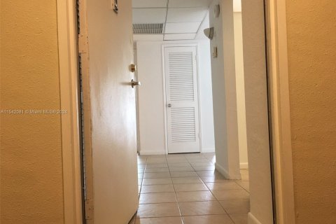 Copropriété à vendre à Sunny Isles Beach, Floride: 1 chambre, 93.37 m2 № 1037821 - photo 14