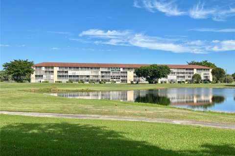 Condo in Pembroke Pines, Florida, 1 bedroom  № 1401600 - photo 1