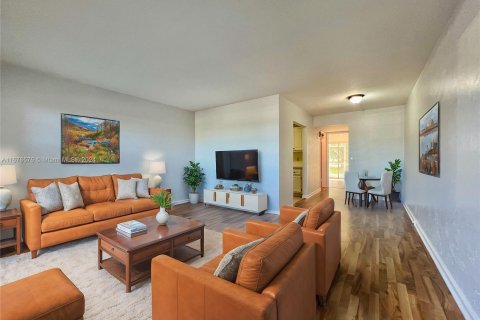 Condo in Pembroke Pines, Florida, 1 bedroom  № 1401600 - photo 2