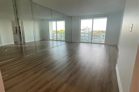 Condominio en venta en Hollywood, Florida, 1 dormitorio, 77.11 m2 № 1401362 - foto 2