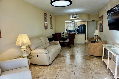 Condo in Stuart, Florida, 2 bedrooms  № 1073681 - photo 1