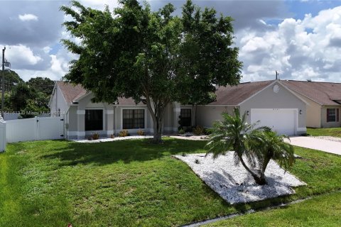 House in Port St. Lucie, Florida 3 bedrooms, 147.06 sq.m. № 1327417 - photo 2