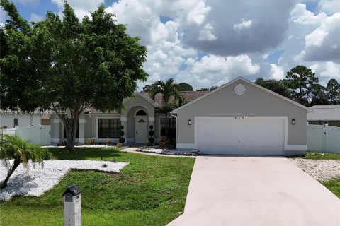 House in Port St. Lucie, Florida 3 bedrooms, 147.06 sq.m. № 1327417 - photo 1