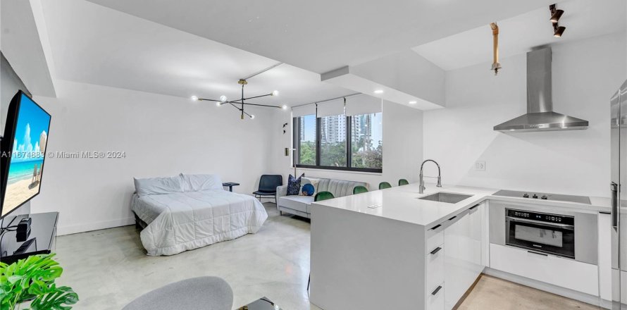 Estudio en el Condominio en Miami, Florida  № 1400204