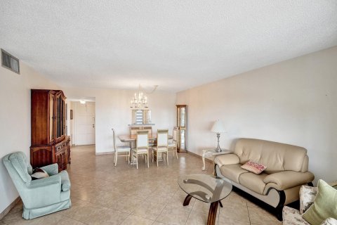 Condo in Lauderdale Lakes, Florida, 2 bedrooms  № 1031901 - photo 25