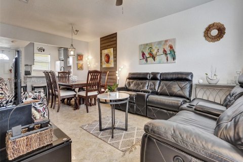 Condo in Lauderdale Lakes, Florida, 1 bedroom  № 1046986 - photo 12