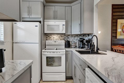 Condo in Lauderdale Lakes, Florida, 1 bedroom  № 1046986 - photo 1