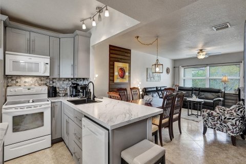 Condo in Lauderdale Lakes, Florida, 1 bedroom  № 1046986 - photo 3