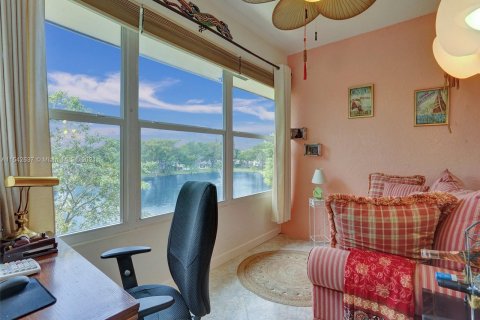 Condo in Lauderdale Lakes, Florida, 1 bedroom  № 1046986 - photo 9