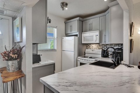 Condo in Lauderdale Lakes, Florida, 1 bedroom  № 1046986 - photo 4