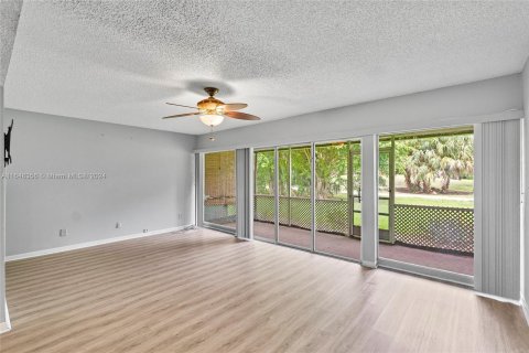 Condo in Tamarac, Florida, 2 bedrooms  № 1332615 - photo 15