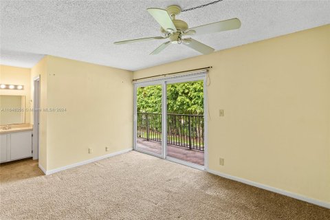 Condo in Tamarac, Florida, 2 bedrooms  № 1332615 - photo 21