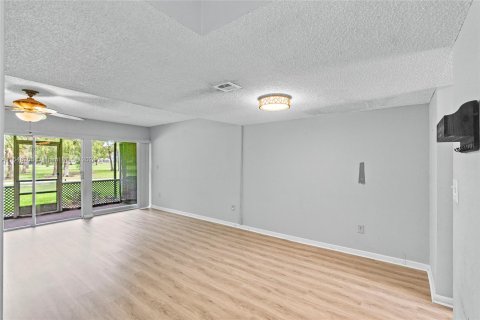 Condo in Tamarac, Florida, 2 bedrooms  № 1332615 - photo 16