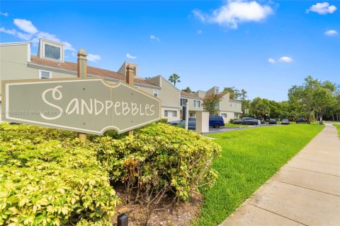 Condo in Tamarac, Florida, 2 bedrooms  № 1332615 - photo 12