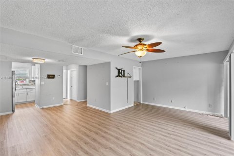 Condo in Tamarac, Florida, 2 bedrooms  № 1332615 - photo 14