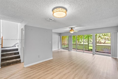 Condo in Tamarac, Florida, 2 bedrooms  № 1332615 - photo 9