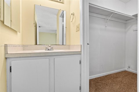 Condo in Tamarac, Florida, 2 bedrooms  № 1332615 - photo 22