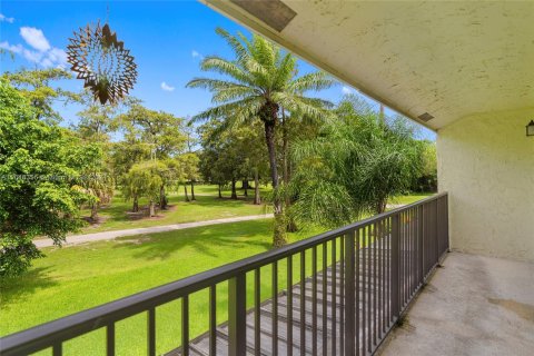 Condo in Tamarac, Florida, 2 bedrooms  № 1332615 - photo 25