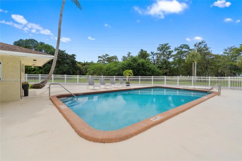 Condo in Tamarac, Florida, 2 bedrooms  № 1332615 - photo 11