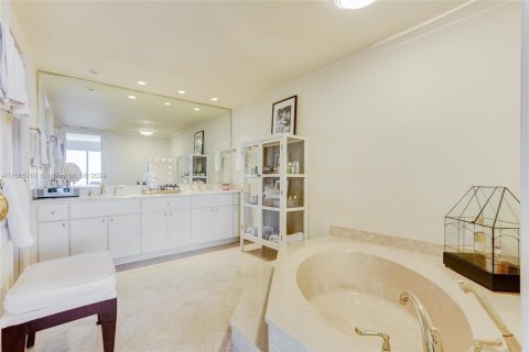 Copropriété à vendre à Miami, Floride: 3 chambres, 242.85 m2 № 1348418 - photo 14