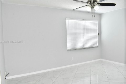 Touwnhouse à vendre à Miramar, Floride: 2 chambres, 107.12 m2 № 1043880 - photo 11