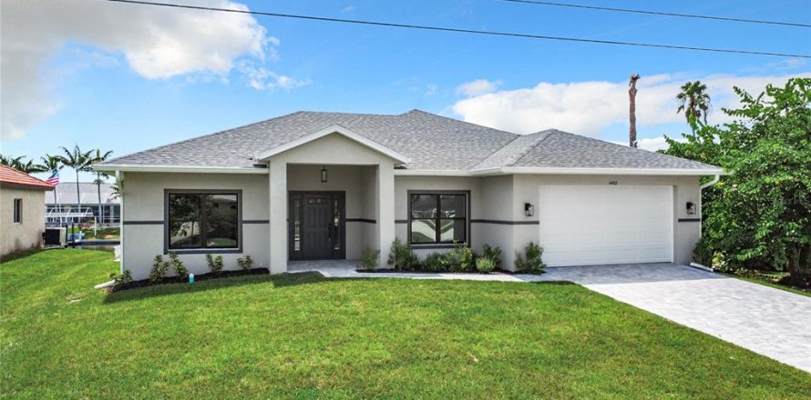 House in Cape Coral, Florida 3 bedrooms, 165.74 sq.m. № 1304527