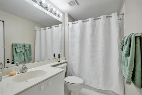 Condo in Tamarac, Florida, 2 bedrooms  № 1305955 - photo 10