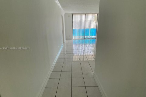 Condo in North Miami, Florida, 2 bedrooms  № 1060705 - photo 5