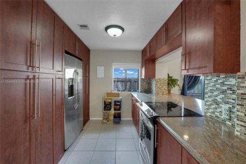 Villa ou maison à vendre à Oakland Park, Floride: 4 chambres, 197.7 m2 № 1060747 - photo 4
