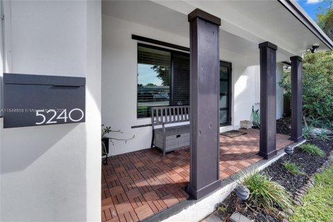 Villa ou maison à vendre à Oakland Park, Floride: 4 chambres, 197.7 m2 № 1060747 - photo 1