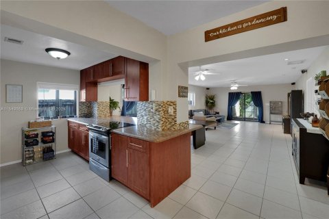 Casa en venta en Oakland Park, Florida, 4 dormitorios, 197.7 m2 № 1060747 - foto 3