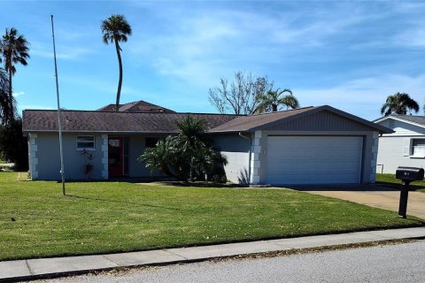 House in Holiday, Florida 2 bedrooms, 88.44 sq.m. № 1409987 - photo 1