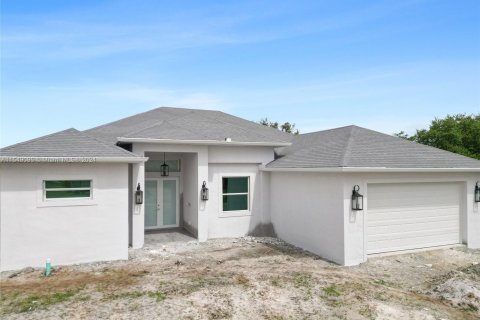 House in Lehigh Acres, Florida 4 bedrooms № 1059660 - photo 3