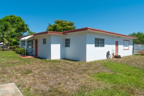 House in Oakland Park, Florida 3 bedrooms, 140.19 sq.m. № 1217264 - photo 10